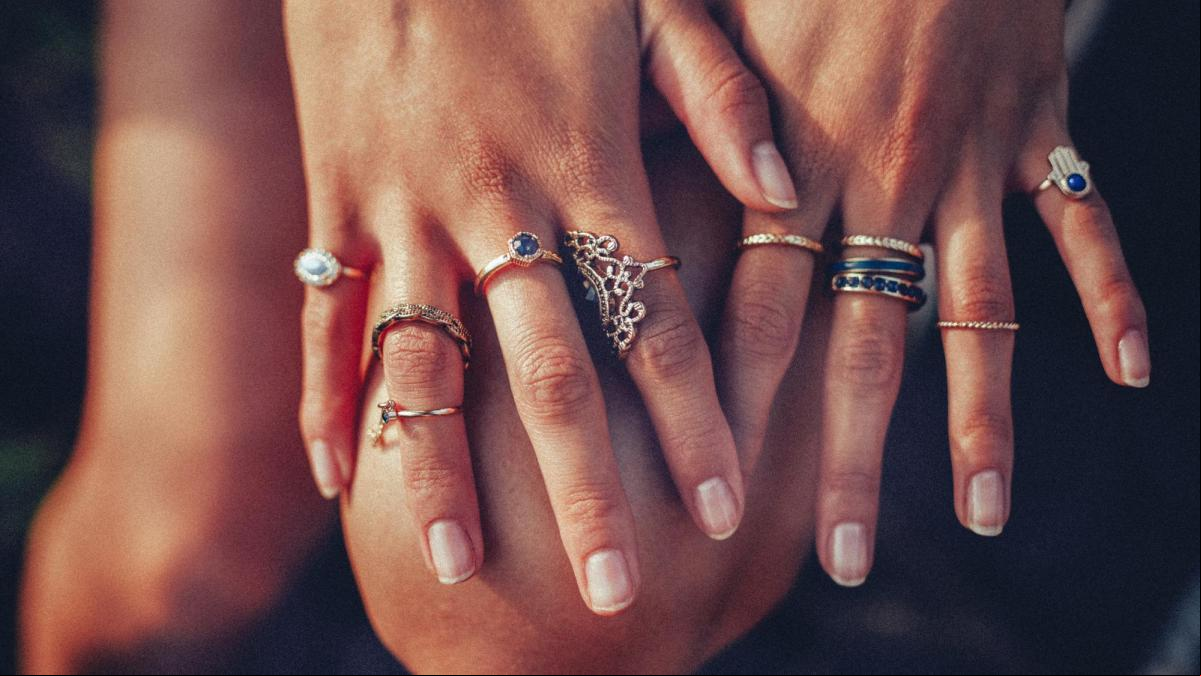 Guía práctica de qué anillo te quedará mejor según el dedo en el que lo quieras llevar