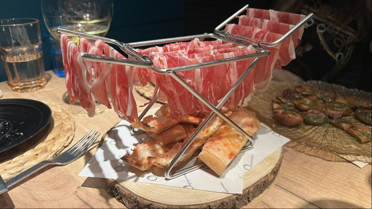 La surrealista forma de presentar un plato de jamón en un restaurante de Sabadell con el que la gente alucina: “¿Has llamado a los Mossos?”