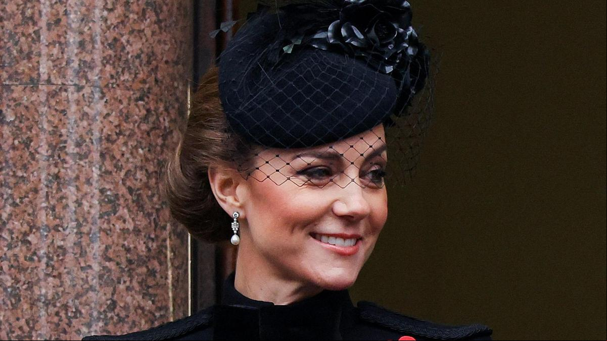 El elegante look de Kate Middleton en el Día del Recuerdo con guiño a Isabel II incluido