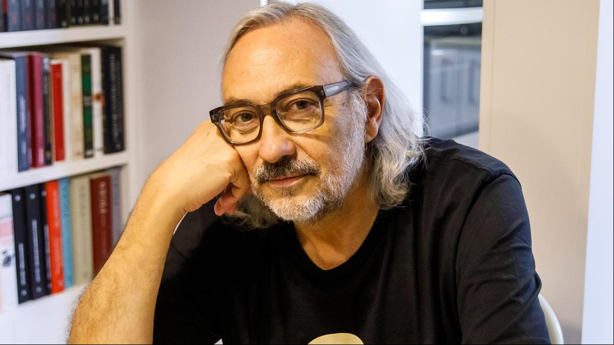 “Tengo libros hasta en la cocina: son mis maestros de felicidad”