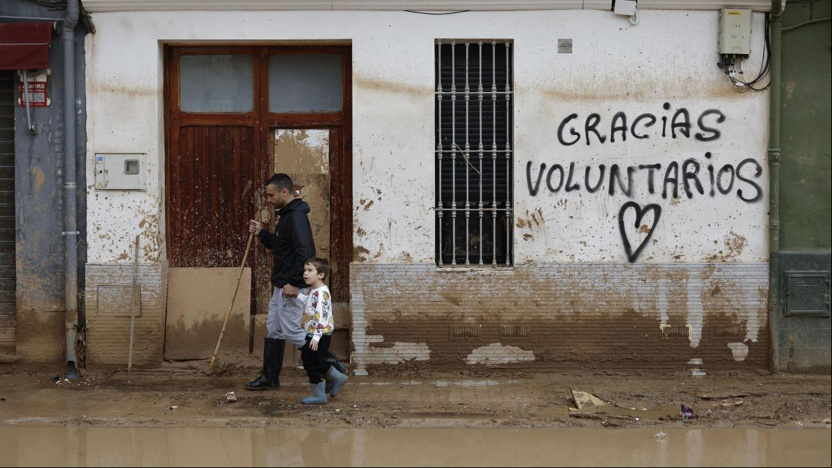 La necesidad de voluntarios para ayudar a los afectados choca con la falta de organización