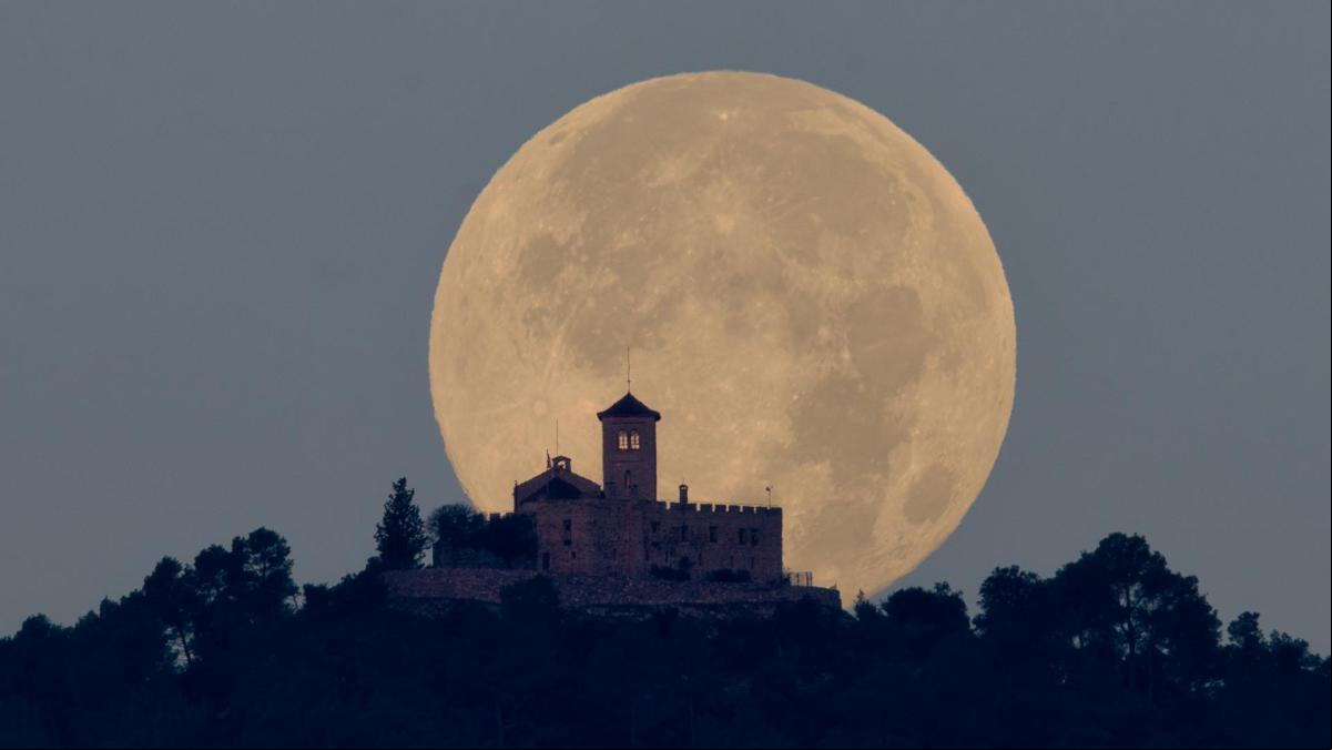 La gran luna del santuario de Puig de la Creu