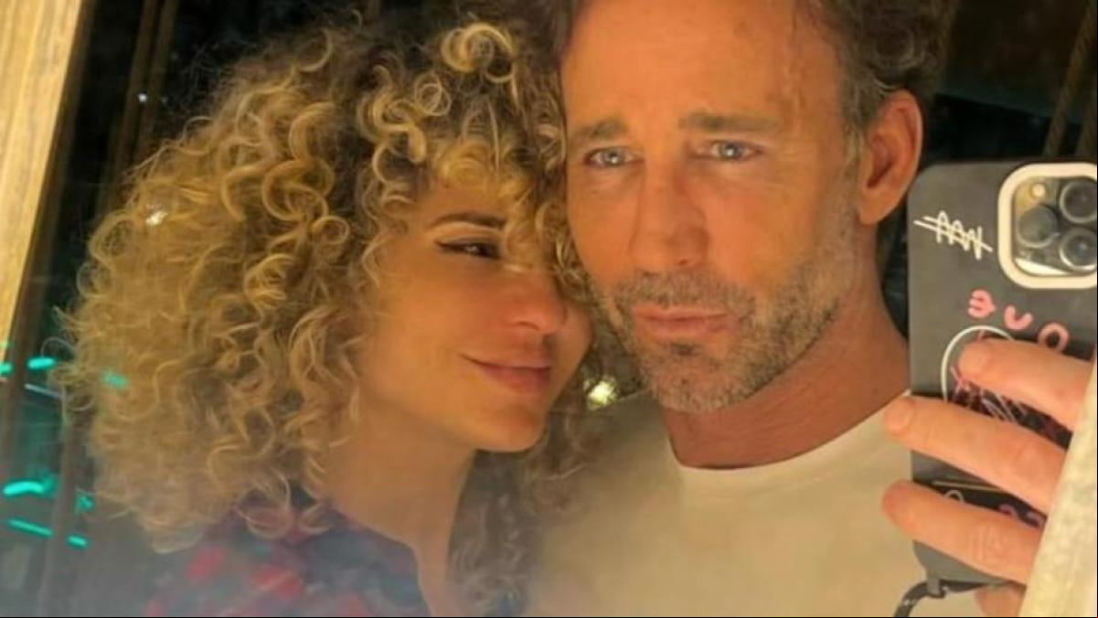 El romántico reencuentro de Sheila Casas y Álvaro Muñoz Escassi en el aeropuerto de Madrid