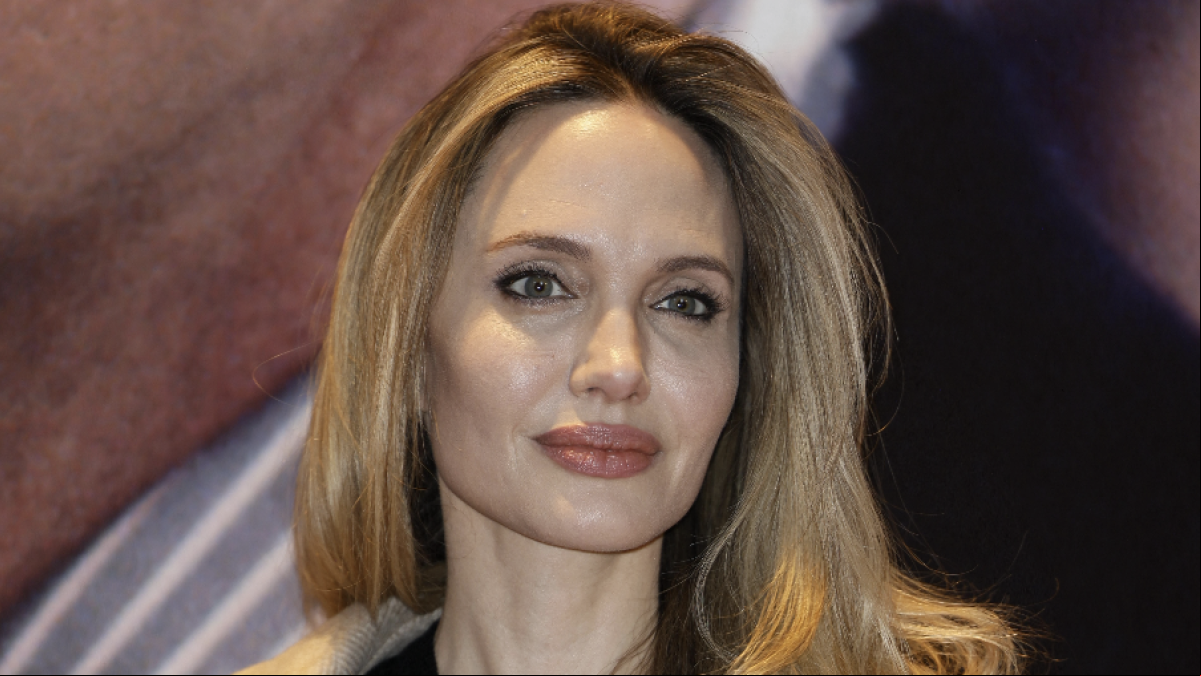 El cómodo e inspirador look de trabajo de Angelina Jolie cuesta menos de 40 euros