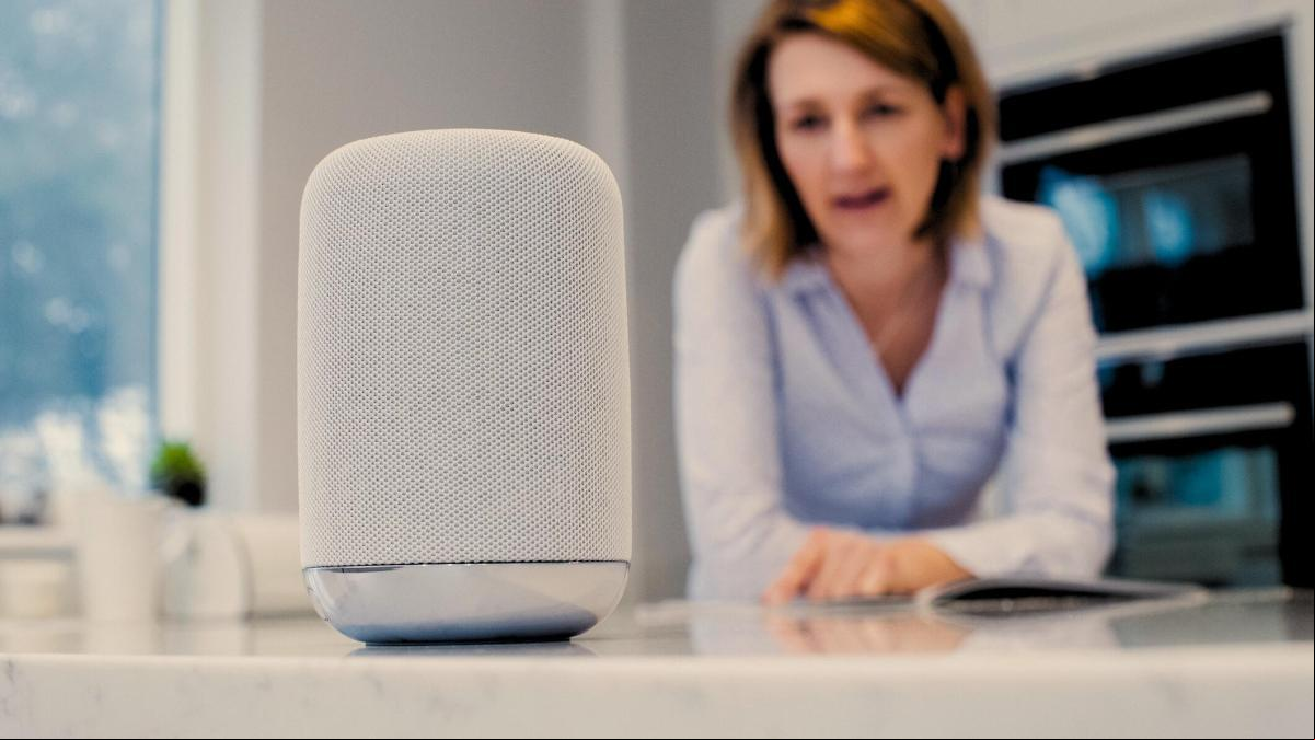 Beneficios y desafíos de los asistentes de voz como Alexa, en mayores: “Pueden ayudar a mitigar la soledad”