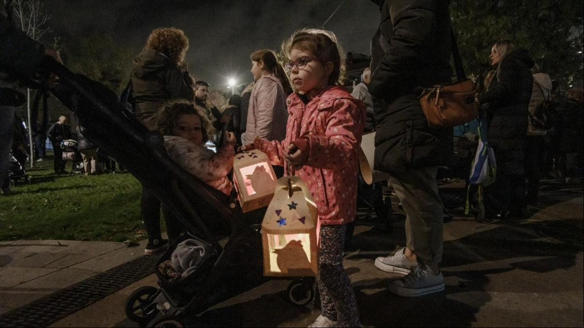 El Prat crea farolillos de cartulina para incentivar el comercio local en Navidad
