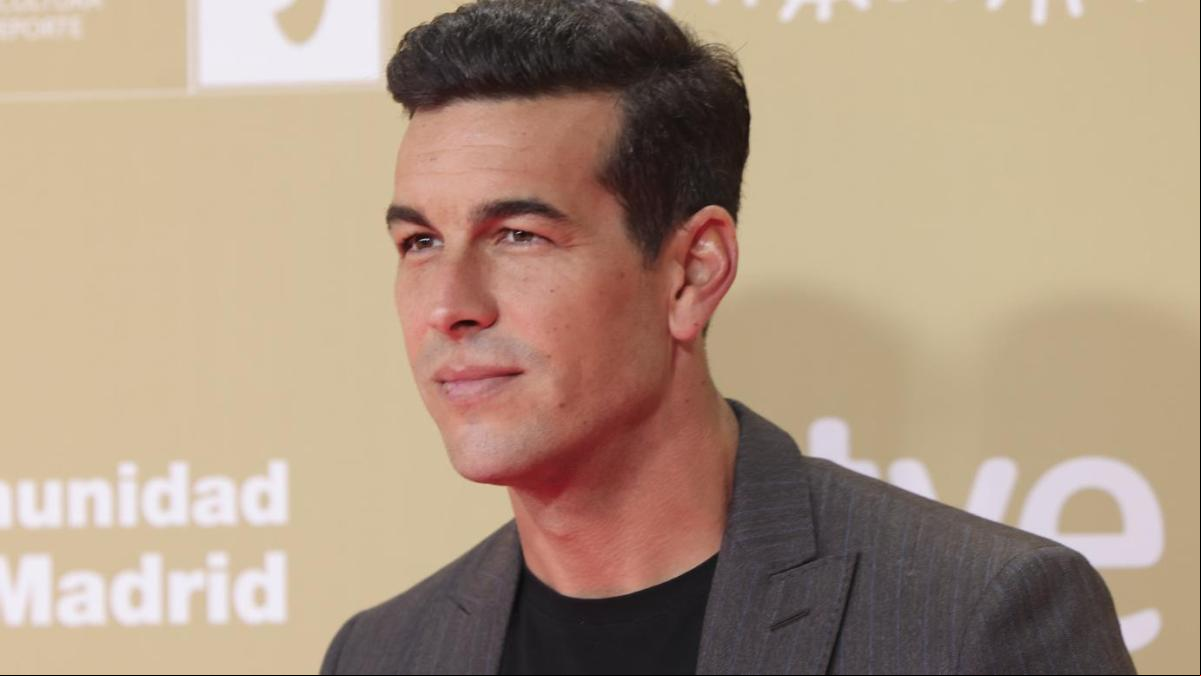La increíble reacción de Mario Casas cuando una periodista le muestra las fotos besándose de su hermano, Óscar Casas, y Ana Mena: Pillado