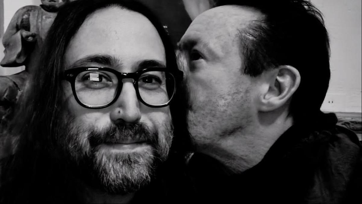 Los hijos de John Lennon se reúnen en el edificio Dakota