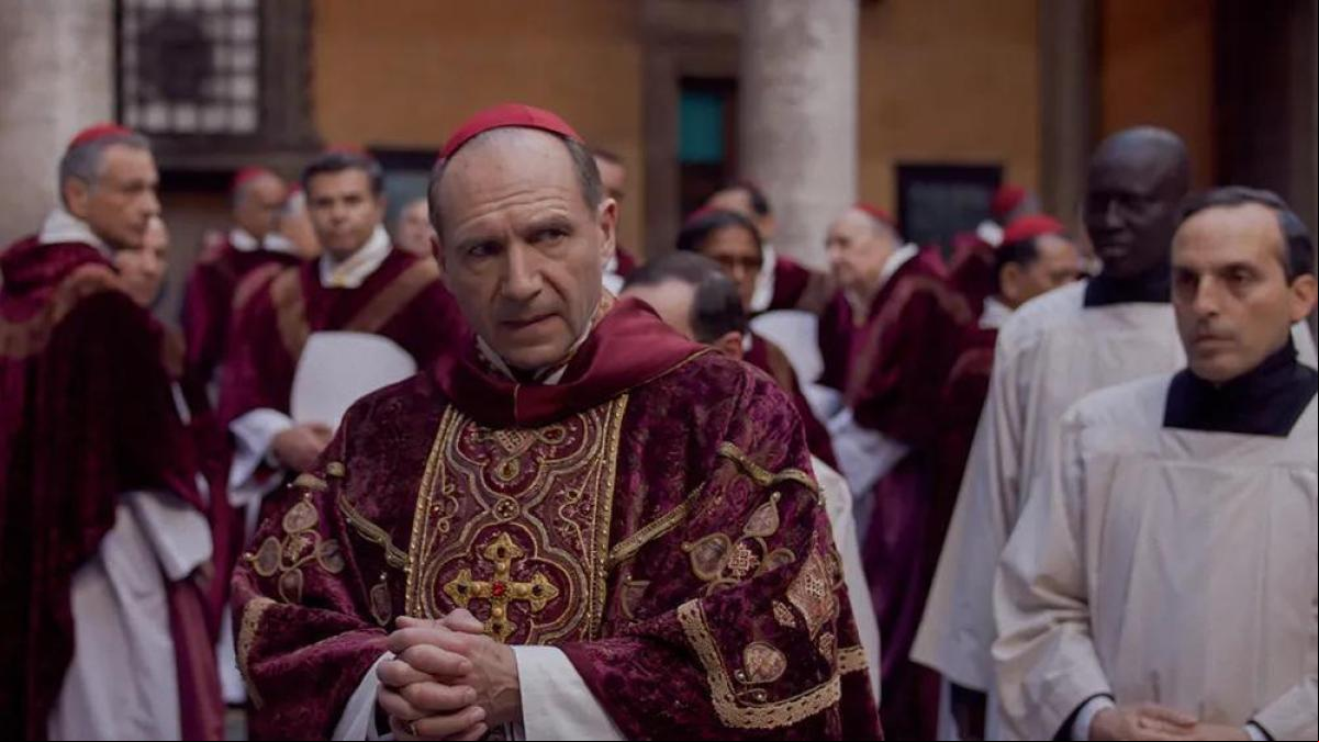 ‘Cónclave’ (★★✩✩✩), monseñor Holmes, cardenal Moriarty y otros estrenos de la semana