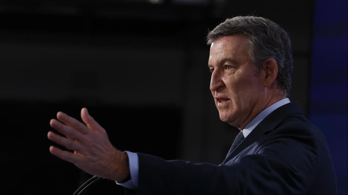 Feijóo califica de “cutre” y “oportunista” que se pregunte a los españoles si condenan el franquismo