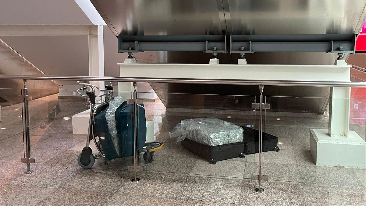 Una persona sin hogar localiza dos maletas con 50 kilos de marihuana