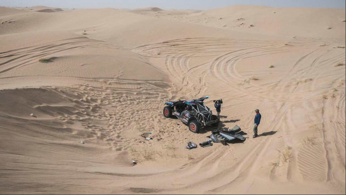 Sainz vuelca en las dunas y pierde una hora: “No hay nada que hacer ya en este Dakar”