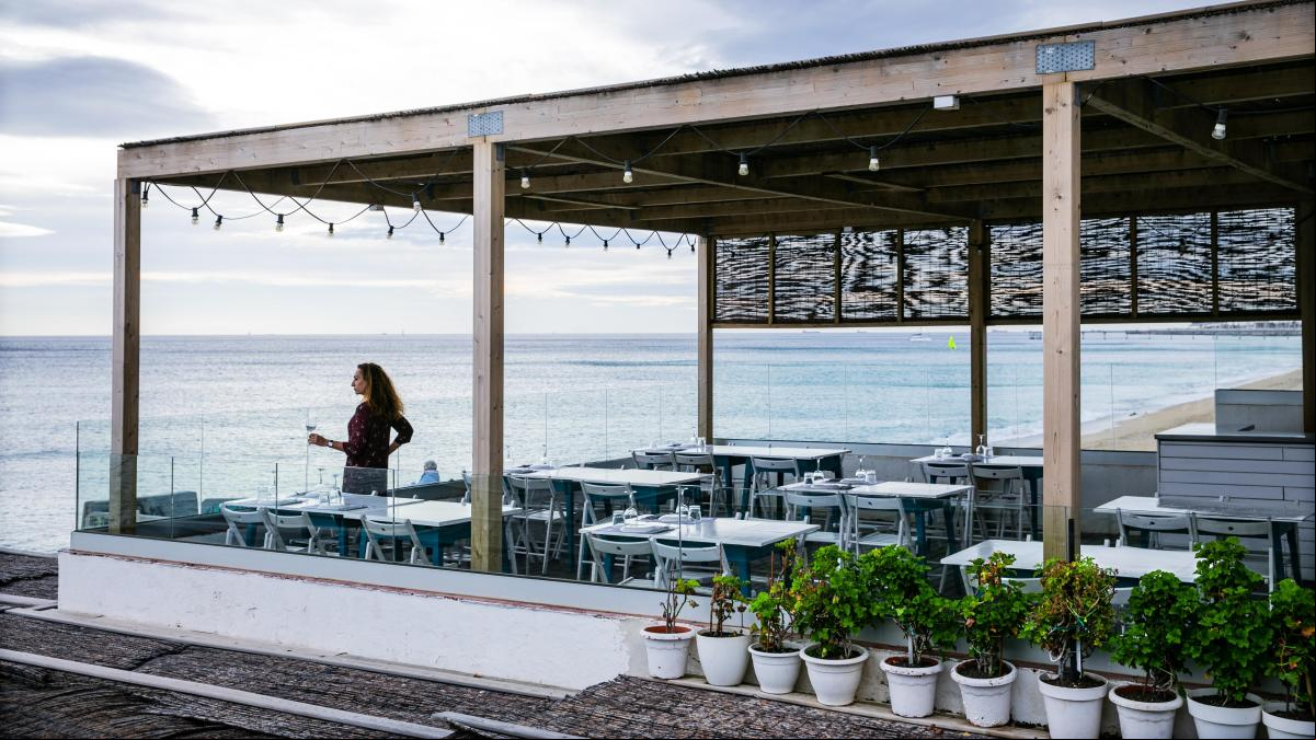 En este local de Badalona los arroces se comen junto al mar y con los pies en la arena