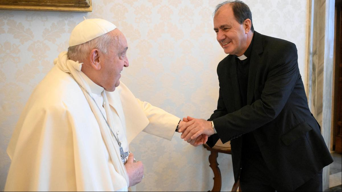 El papa Francisco aparece con el brazo en cabestrillo tras sufrir una caída