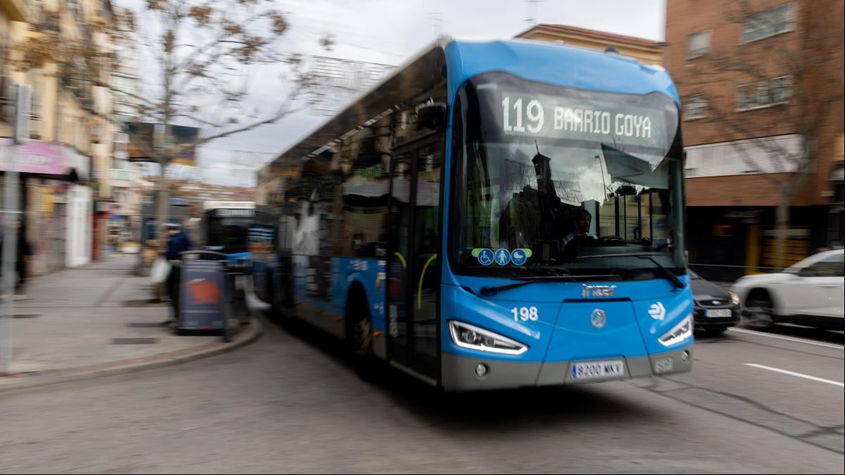 Una protesta vecinal en Cibeles obliga a cambiar el trayecto de 22 líneas de autobuses en Madrid