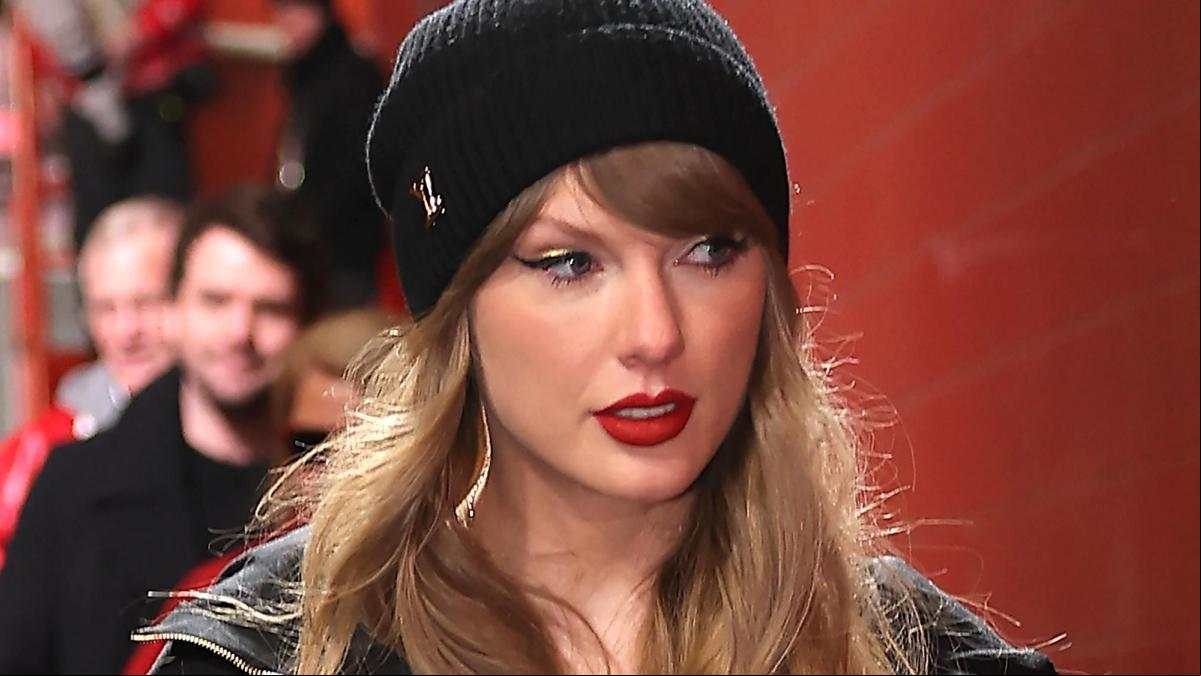 Taylor Swift trae de vuelta la moda de las medias rojas con un impactante ‘total look’ de Louis Vuitton