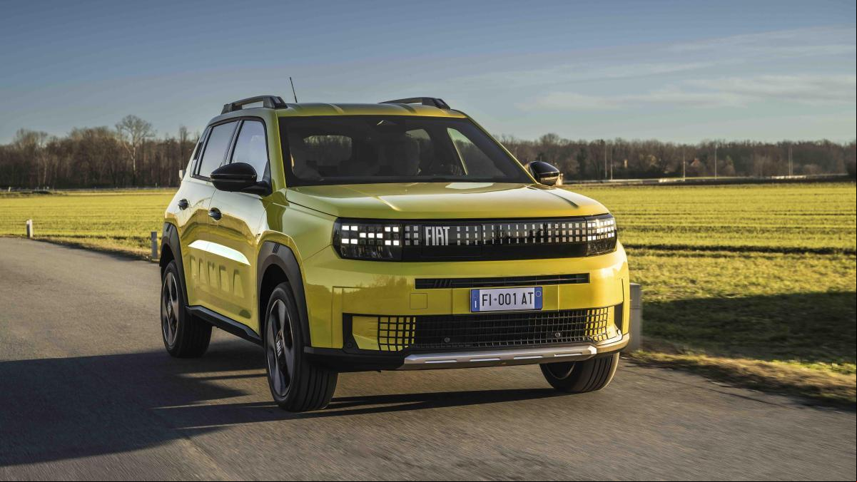 El nuevo Fiat Grande Panda tiene estética de videojuego de los años 80 y una solución de recarga inspirada en los aspiradores