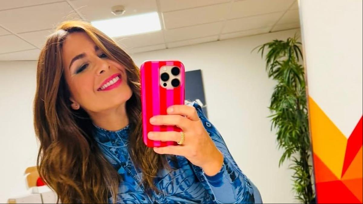 Nuria Roca sabe cómo marcar la diferencia con un original vestido de Desigual que puede ser tuyo por menos de 70 euros