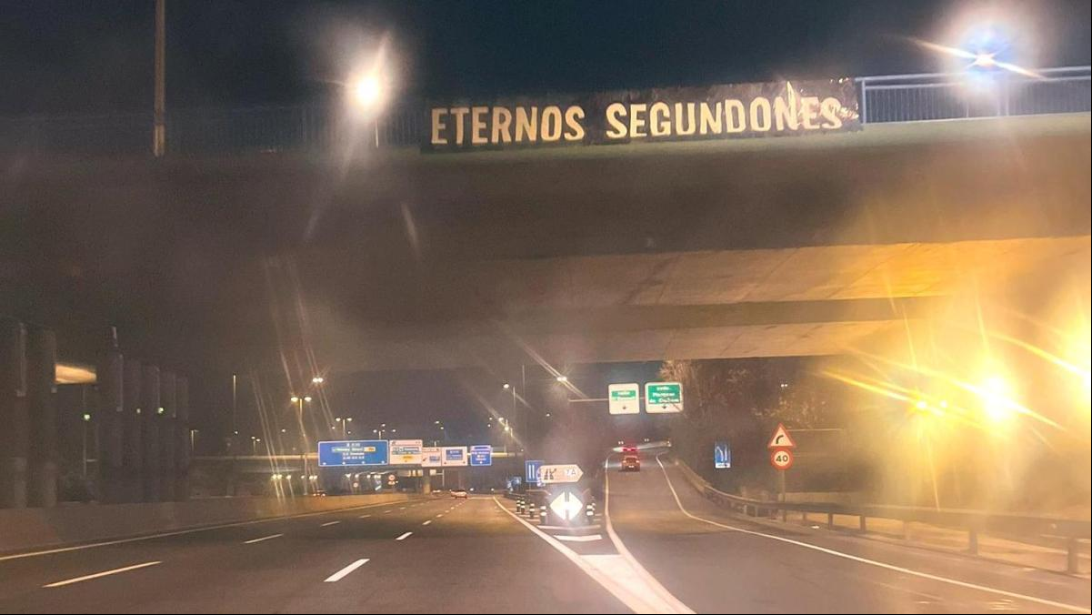 El madridismo calienta el derbi con una pancarta dedicada al Atlético en la M-30