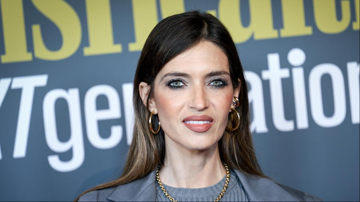 Sara Carbonero lleva al estilo boho el clásico traje de chaqueta y pantalón de ‘Caiga quien caiga’: su truco por solo 10 euros