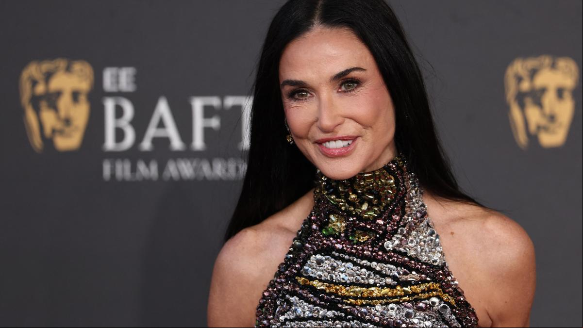 Del glamour de Demi Moore a la teatralidad de Ariana Grande: los looks de la alfombra roja de los premios BAFTA