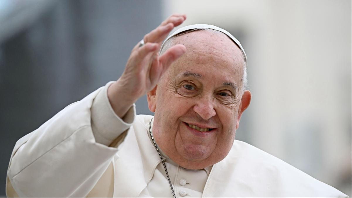 El papa Francisco ya se levanta y desayuna en el sillón tras una noche tranquila