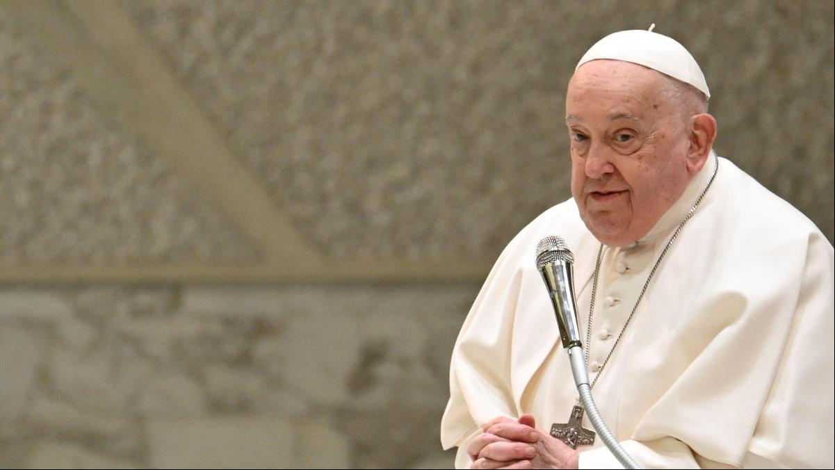 El Papa muestra una leve mejoría, pero los médicos mantienen la cautela