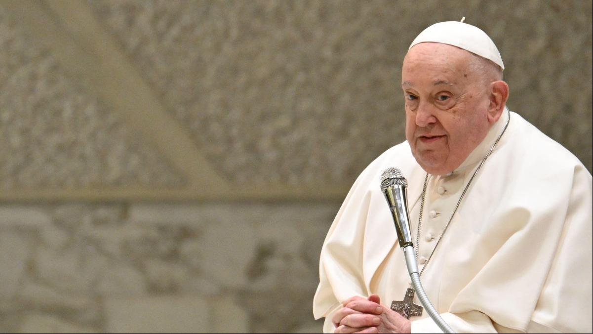 El papa Francisco sigue crítico pero pasa “bien” la noche: “Está descansando”