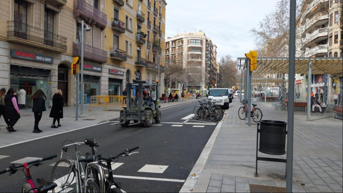 Vecinos y BComú quieren revertir las obras recién estrenadas de la ronda de Sant Antoni