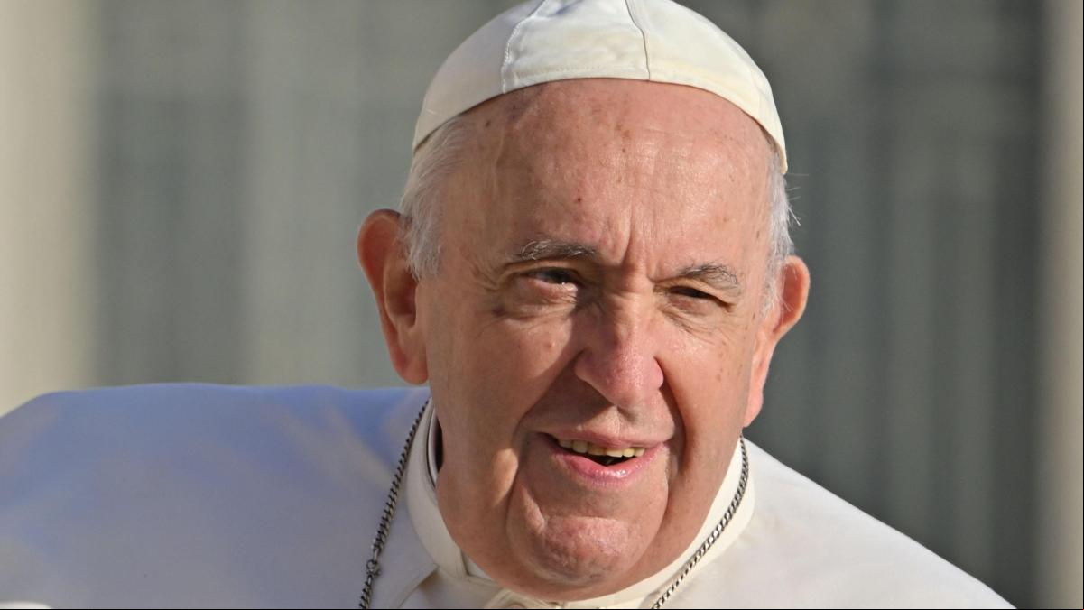 El papa Francisco descansó bien toda la noche tras su leve mejoría