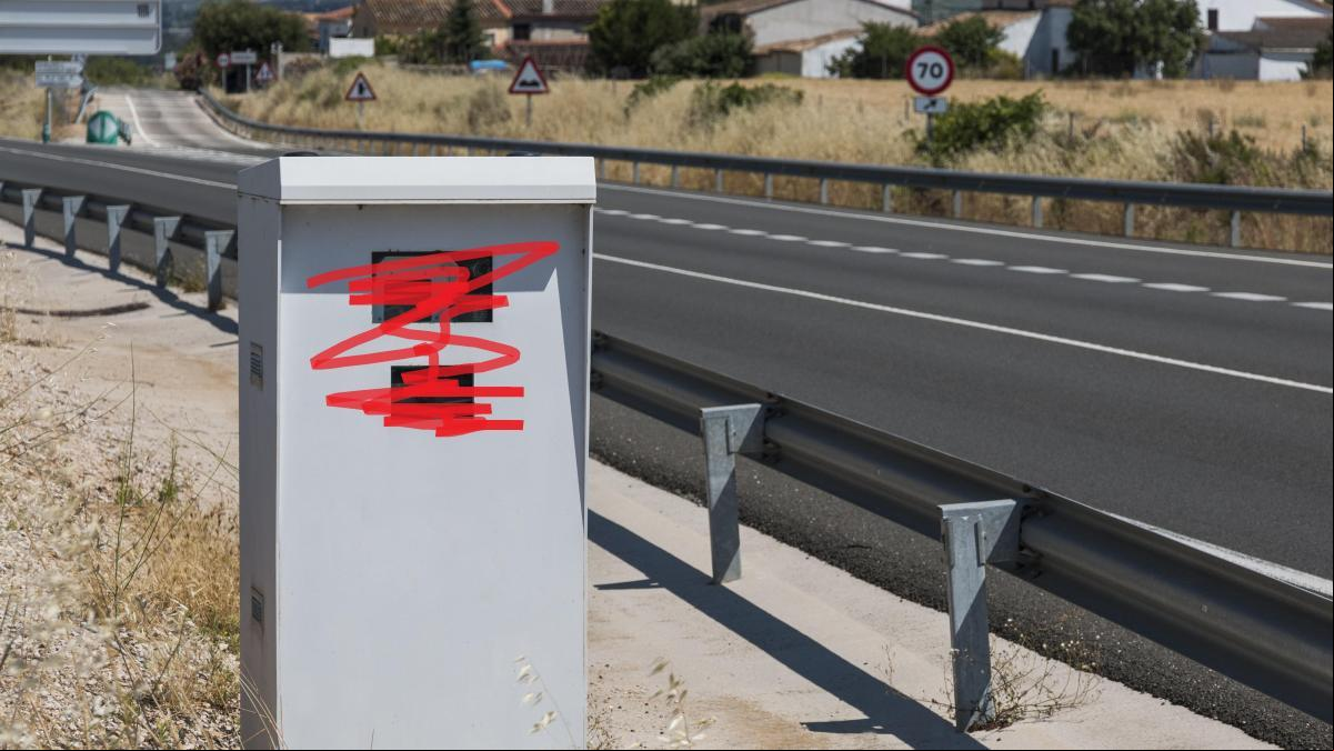 La DGT, a la caza de los vándalos de radares: se enfrentan a penas de prisión y el pago de más de 65.000 euros por aparato
