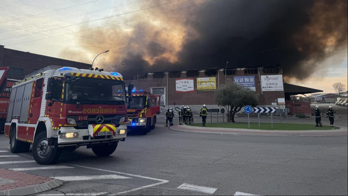 Arde una nave de 12.000 metros cuadrados en el polígono Cobo Calleja de Fuenlabrada