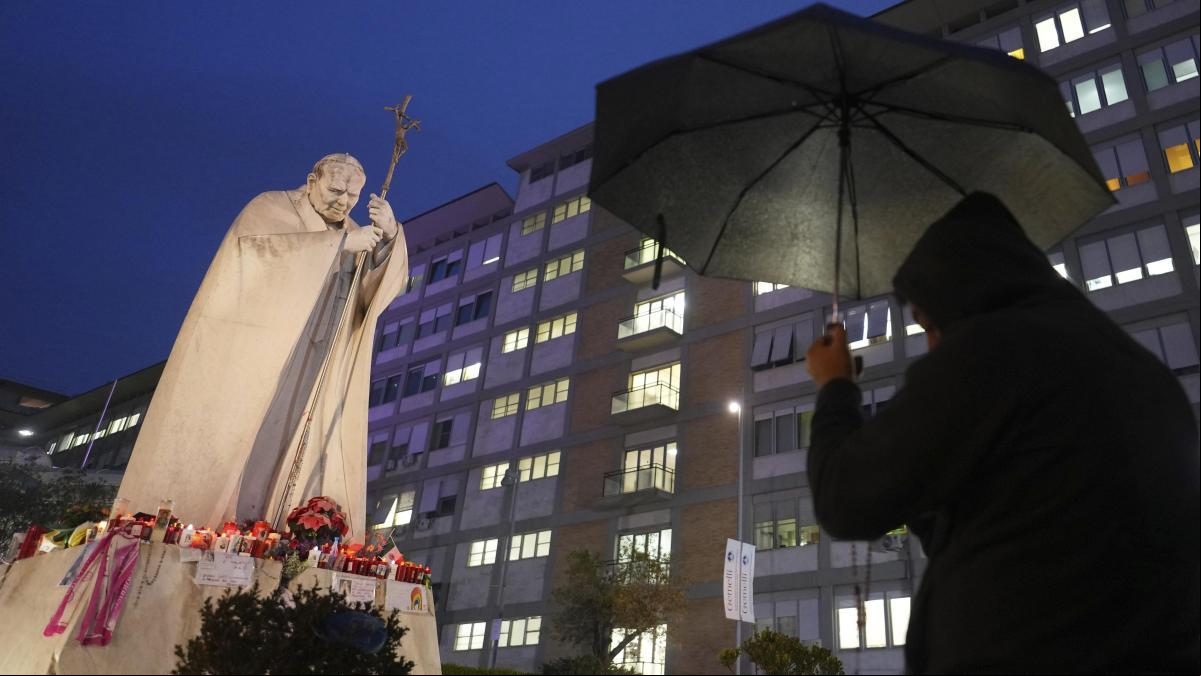 El Papa se encuentra estable: “Puede moverse y caminar”