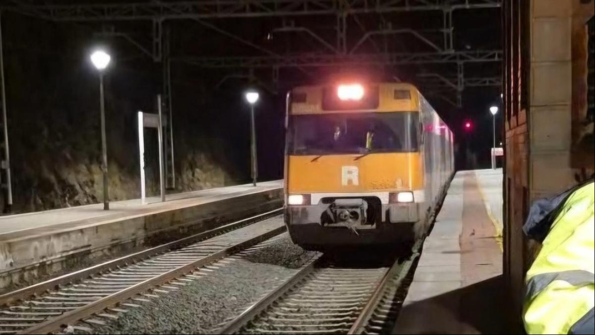 Tres heridos leves por el impacto de un tren de Rodalies contra una roca en Ribes de Freser Tres heridos leves por el impacto de un tren de Rodalies contra una roca en Ribes de Freser