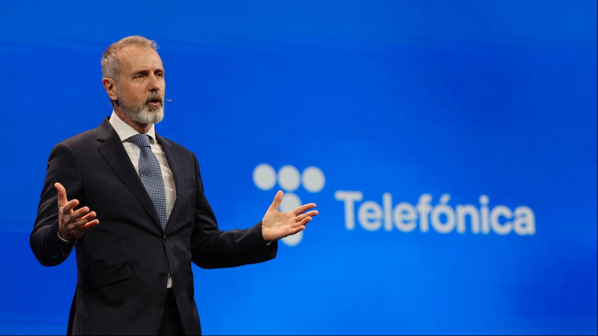 El juez del caso Begoña Gómez cita como testigo al presidente de Telefónica, Marc Murtra