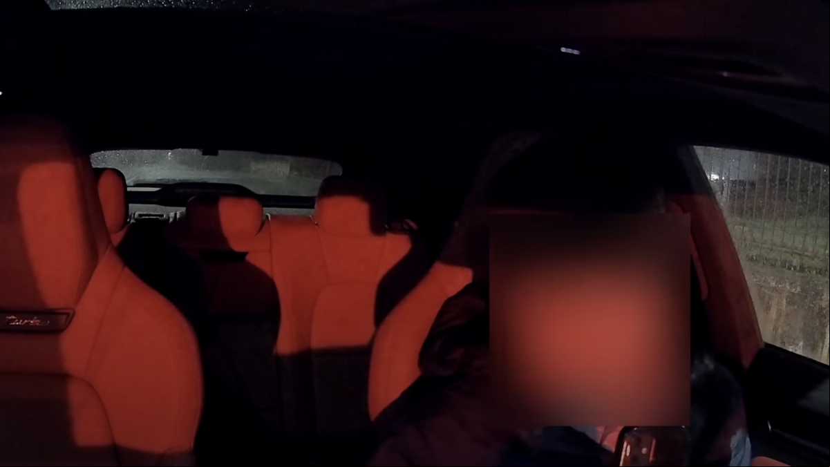 Va a un restaurante con el Porsche de su padre y la cámara pilla el surrealista comportamiento del aparcacoches: “Nos identificamos todos”