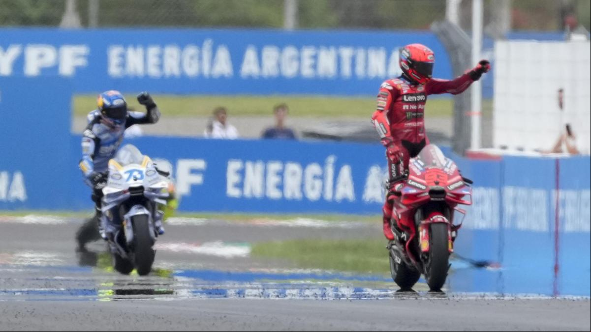 Marc Márquez hace historia con su 90.ª victoria en otro duelo familiar espectacular