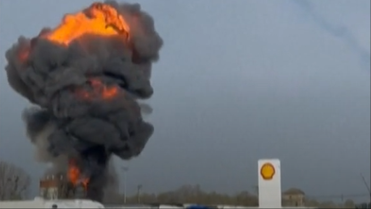 La impactante explosión de un camión con etanol que quema más de 20 coches