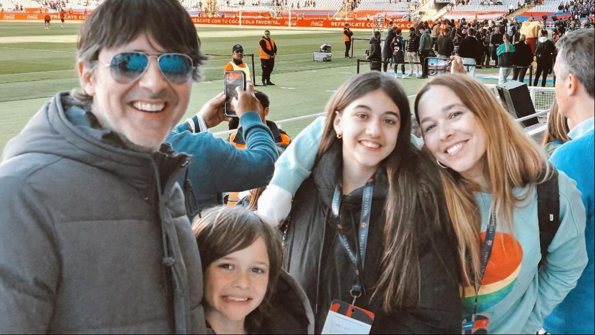 Beth Rodergas se funde al ver a sus hijos con los jugadores del Barça antes del partido contra el Girona
