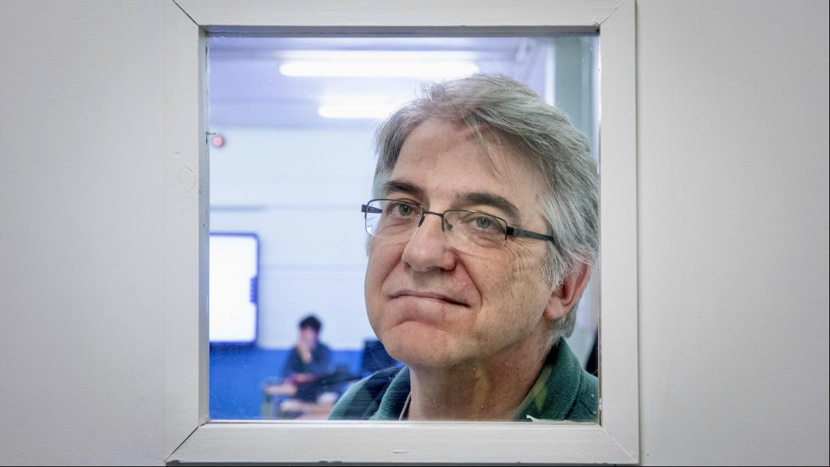 Víctor Saura, periodista y profesor de secundaria: No puedes adoctrinar a los jóvenes sobre lo que está bien y lo que no: te estrellarás
