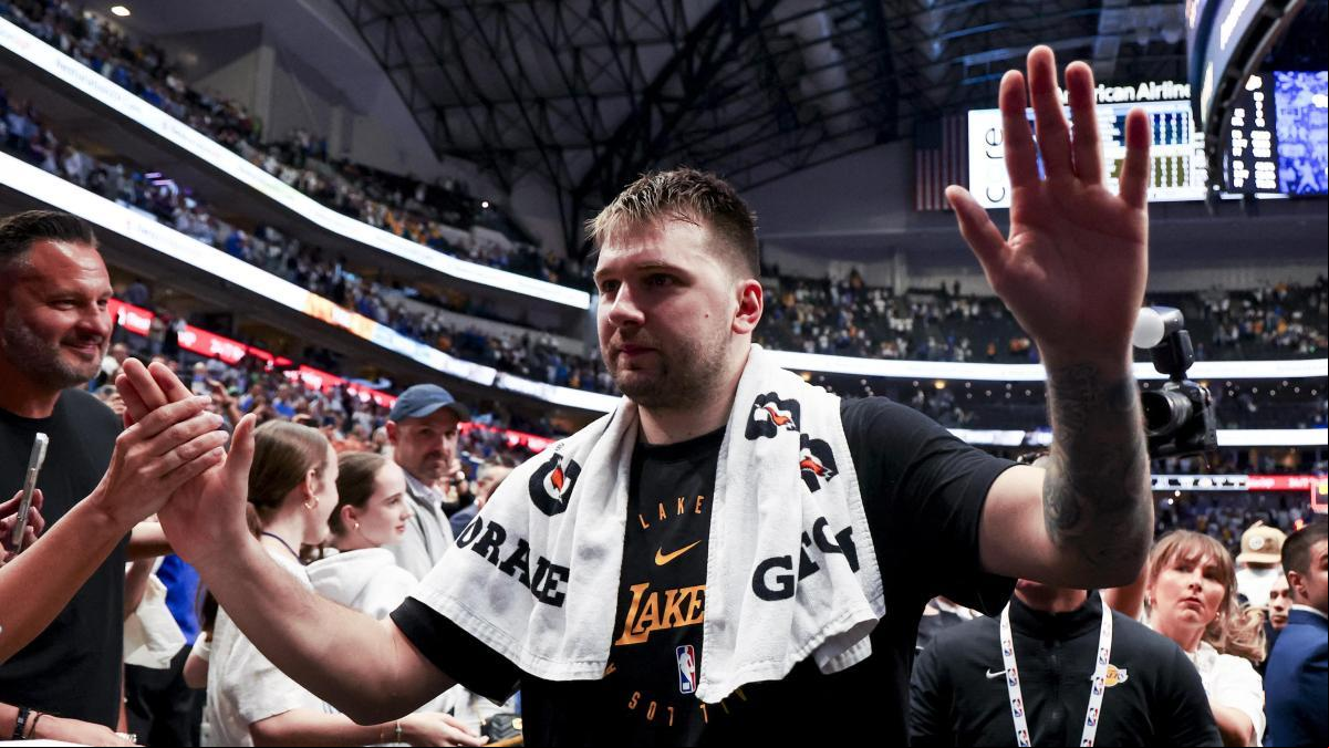 Doncic se seca las lágrimas e inflige dolor en Dallas en la noche de su homenaje