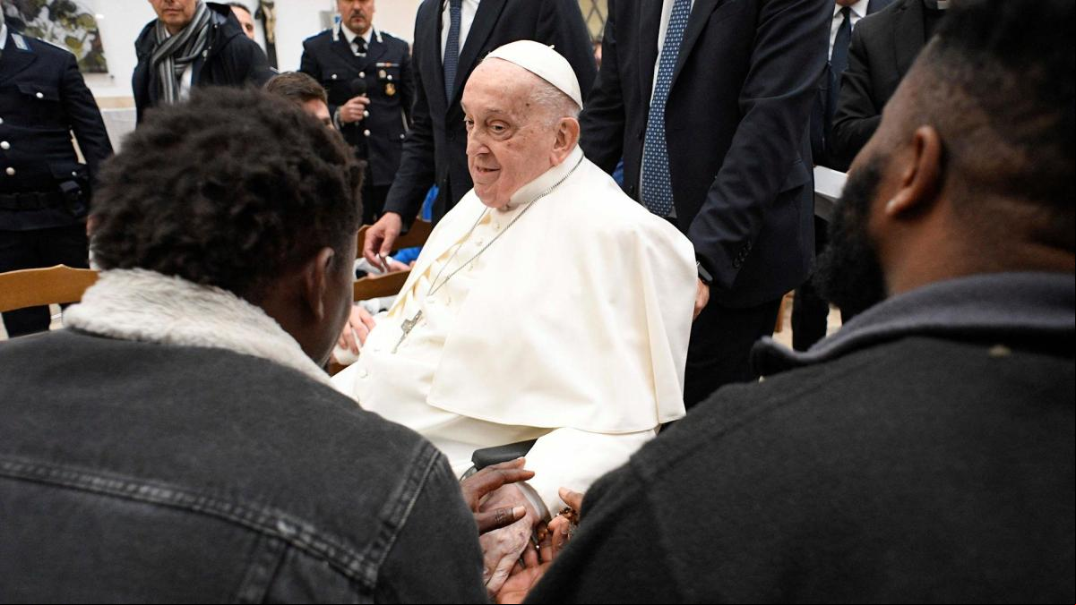 El papa Francisco visita a los presos de la cárcel romana Regina Coeli