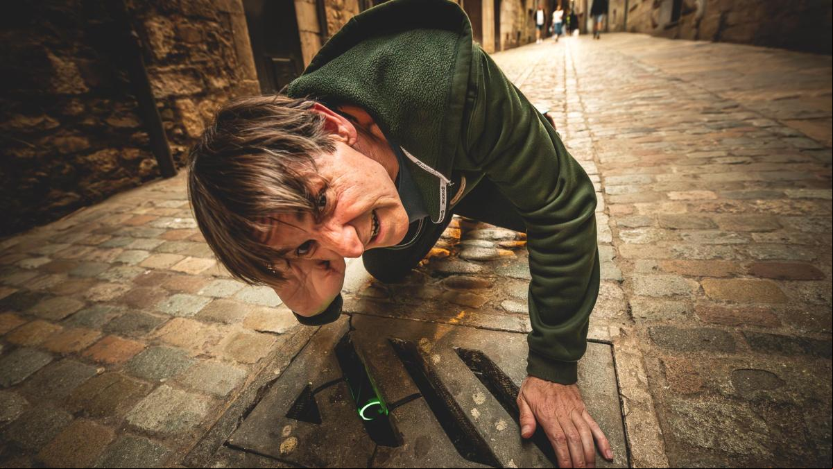La música de Albert Pla emana de las cloacas de Girona