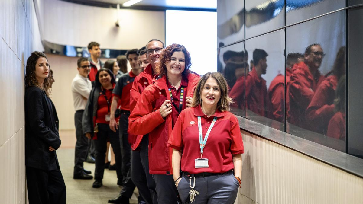 El uniforme de TMB cambia la camisa con corbata y la rebeca granate por unos polos