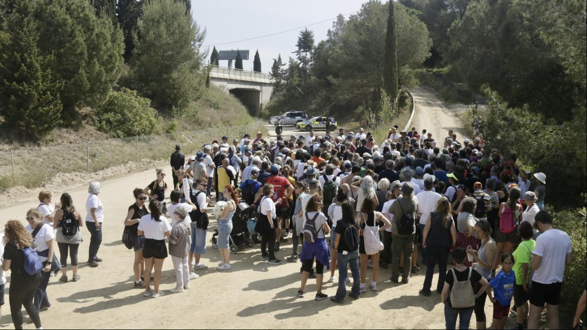 Unas 200 personas se manifiestan contra los futuros s de la C-32 en Canet de Mar