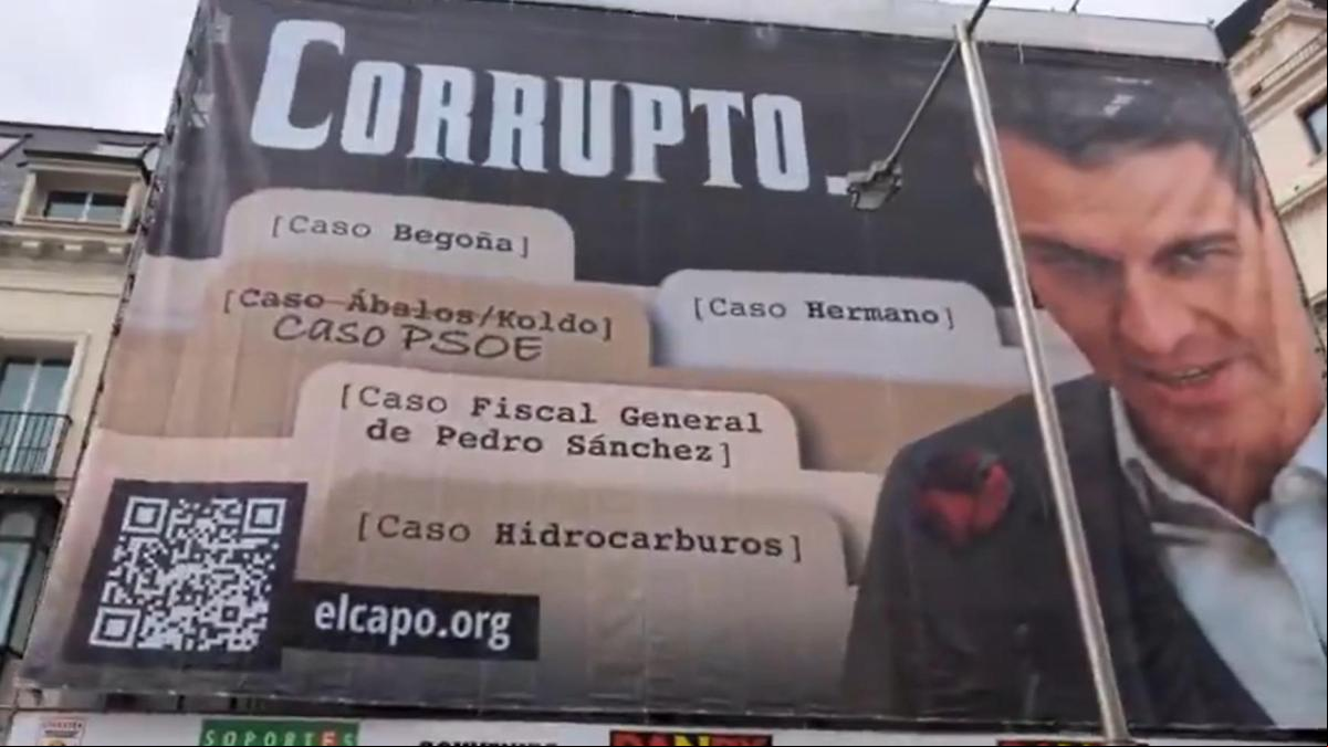 Hazte Oír despliega una lona frente al Congreso en la que tilda a Pedro Sánchez de “corrupto”