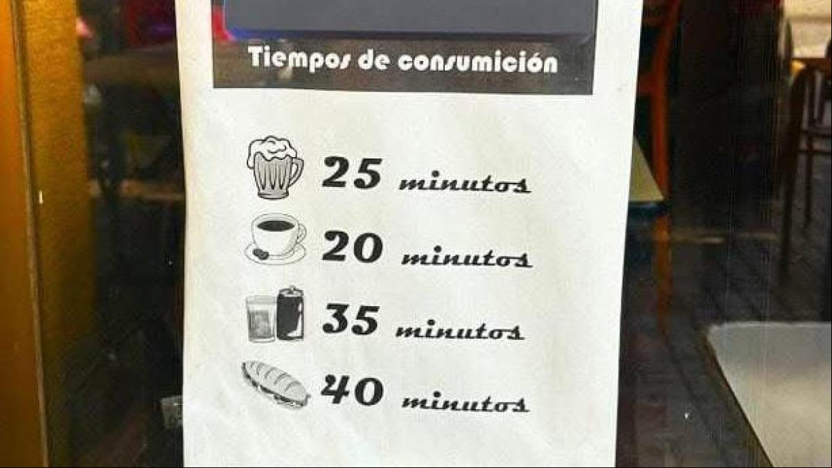 Un bar cuelga un cartel con el tiempo que se permite estar a los clientes en función de lo que consuman y le llueven las críticas: “Si me vas a estar cronometrando, ni entro”