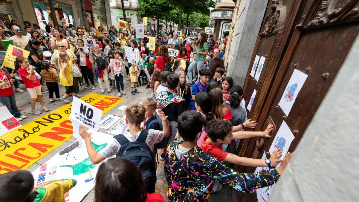 Un centenar de familias de Mataró claman contra el cierre de una línea en la escuela Antonio Machado