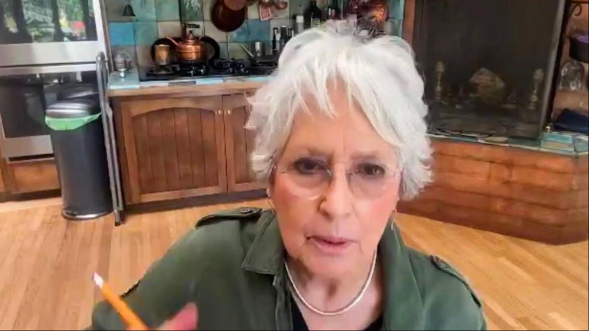 Joan Baez canta para ‘La Vanguardia’ un himno con el que resistir a Trump Joan Baez canta para ‘La Vanguardia’ un himno con el que resistir a Trump