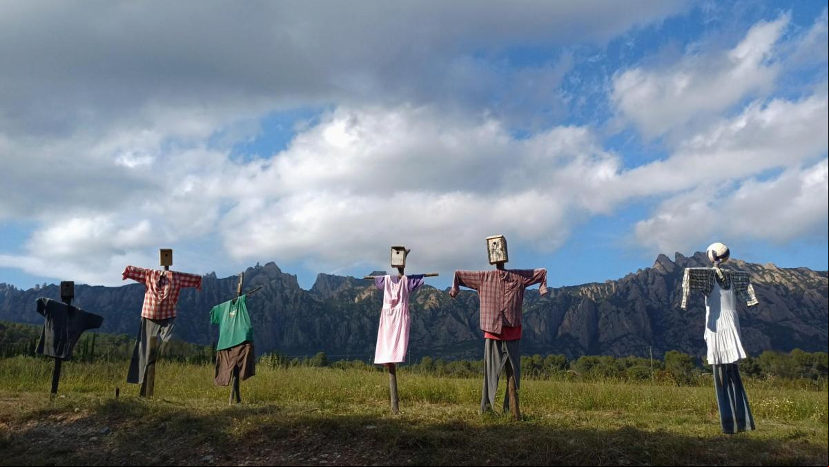 Espantapájaros ante el macizo de Montserrat